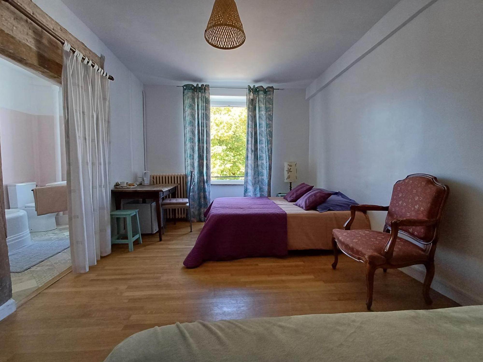 Couette-café Maison Violette En Berry *