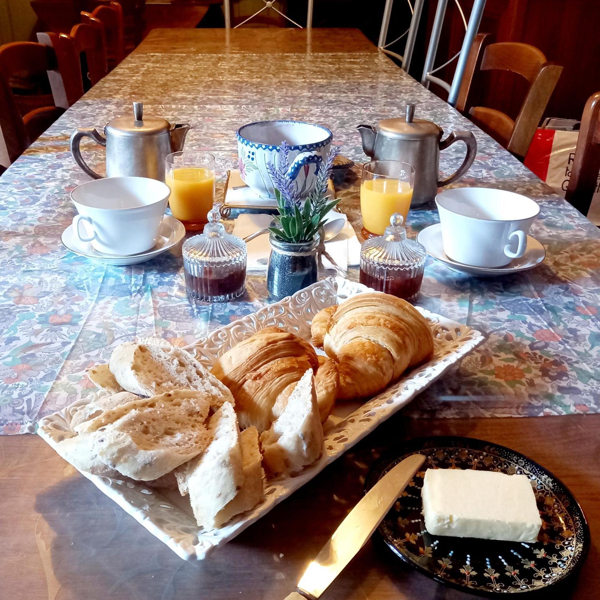 Maison Violette En Berry Couette-café